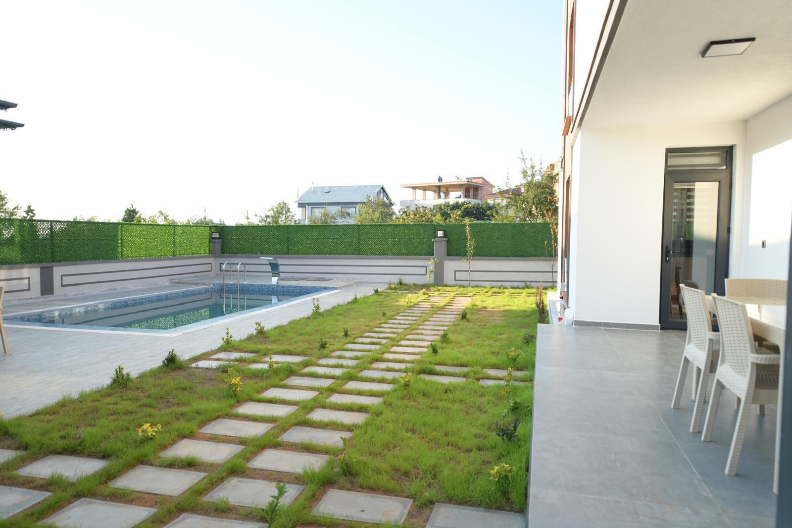 ARAKLI HÜRRİYET MAHALLESİNDE HAVUZLU LÜKS SATILIK VİLLALAR